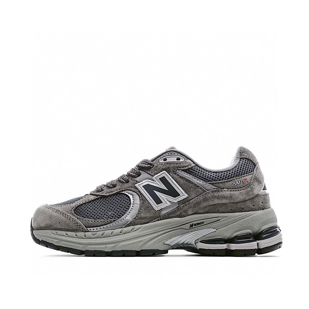 G5 注意区分版本New Balance WL 2002 复古休闲跑步鞋 最新出的 2002R系列，鞋款延续了经典科技，升级版N-ERGY缓震物料机能与材质 上脚太舒适了，鞋面的柔软麂皮搭配尼龙网布，特别透气而且还复古感，不管是搭配牛仔裤还工装裤都是百搭
