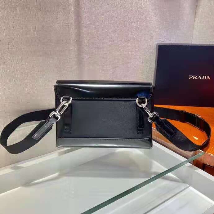 New Messenger Bag 🎉 2VD044 👏👏 This shoulder bag is crafted from Re-Nylon re 5