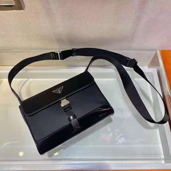 New Messenger Bag 🎉 2VD044 👏👏 This shoulder bag is crafted from Re-Nylon re 2