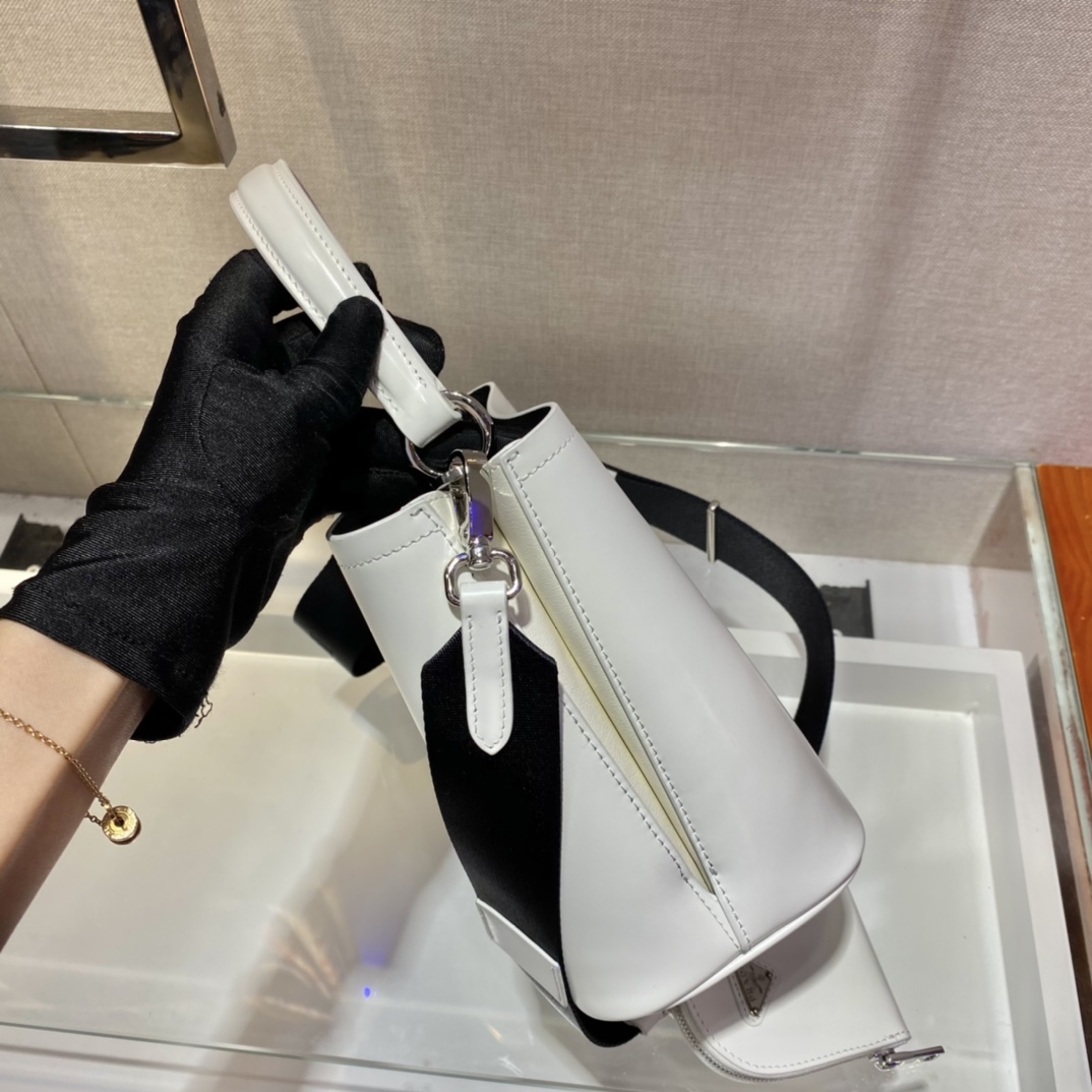 PRADA普拉达亮面皮革Panier手袋1BA319