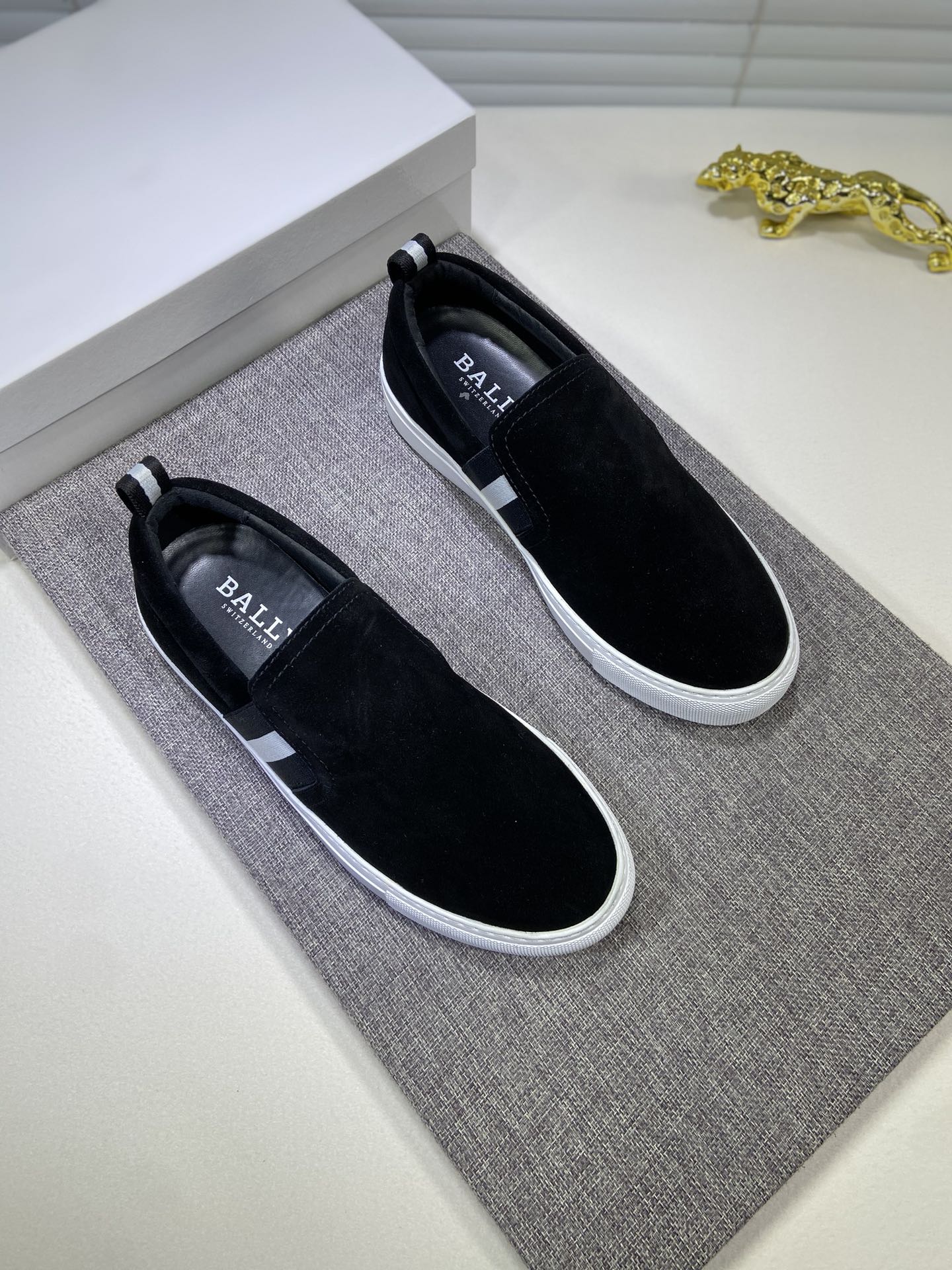 I0  Bally 巴利 🔹香港专柜休闲鞋🥰🥰意大利原版头层牛皮奢华 羊皮内里，欧美大师设计 完美造型打造专柜品质，防滑橡胶耐磨大底，原单品质，设计上很独特的美，超级百搭也很舒服的。高档不失品味，时尚、新颖绝对的焦点 38-44 码