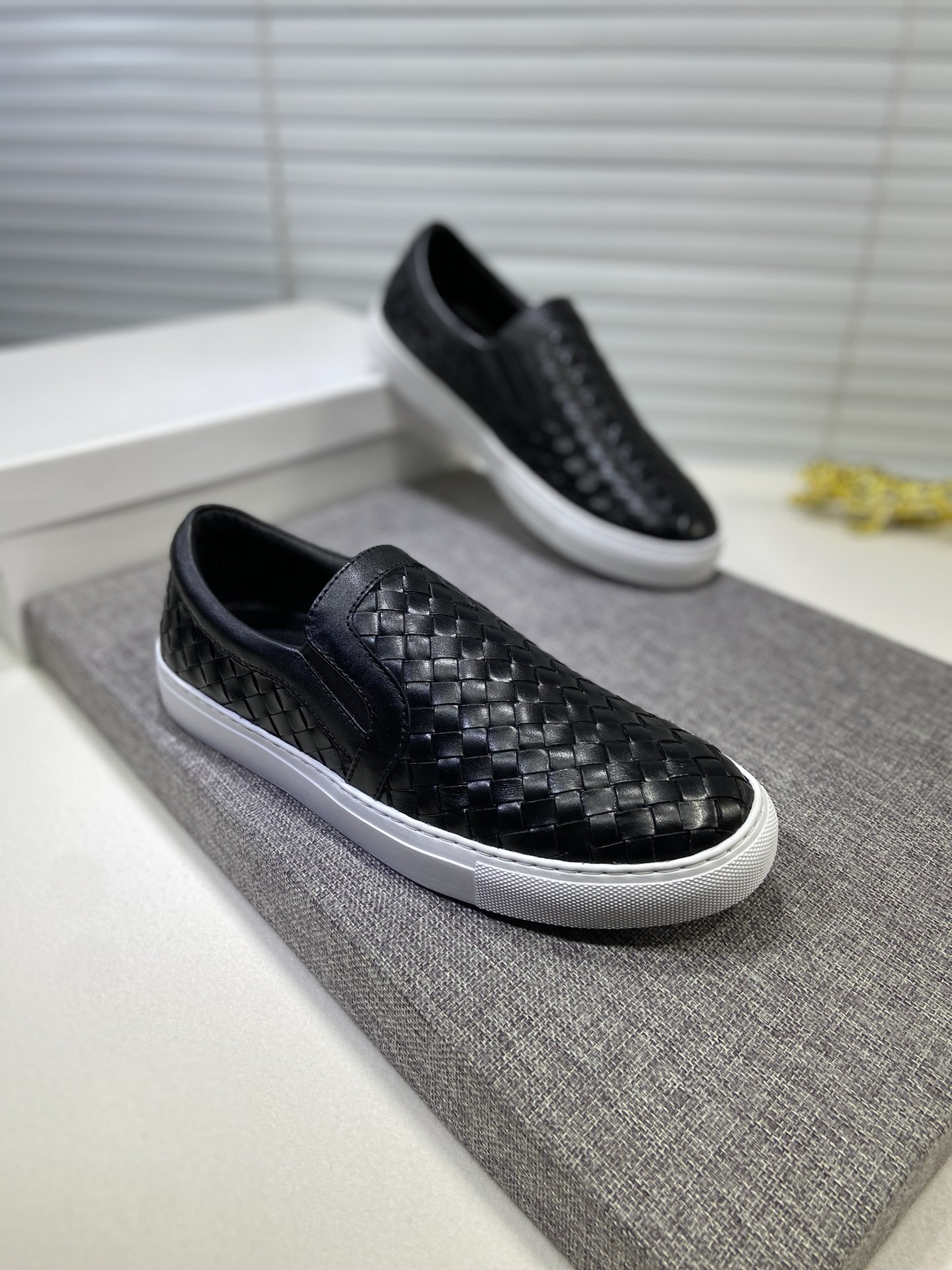 I5 🉐Bottega Veneta😘😘Bottega Veneta 春夏时尚休闲鞋💯💯顶级代购，采用进口小牛皮编织，内里采用羊皮内里。优质做工 ，柔软耐穿 原版橡胶大底 防滑耐磨 🐊 🚘原单品质 💪时尚潮男必备 😍😍男鞋