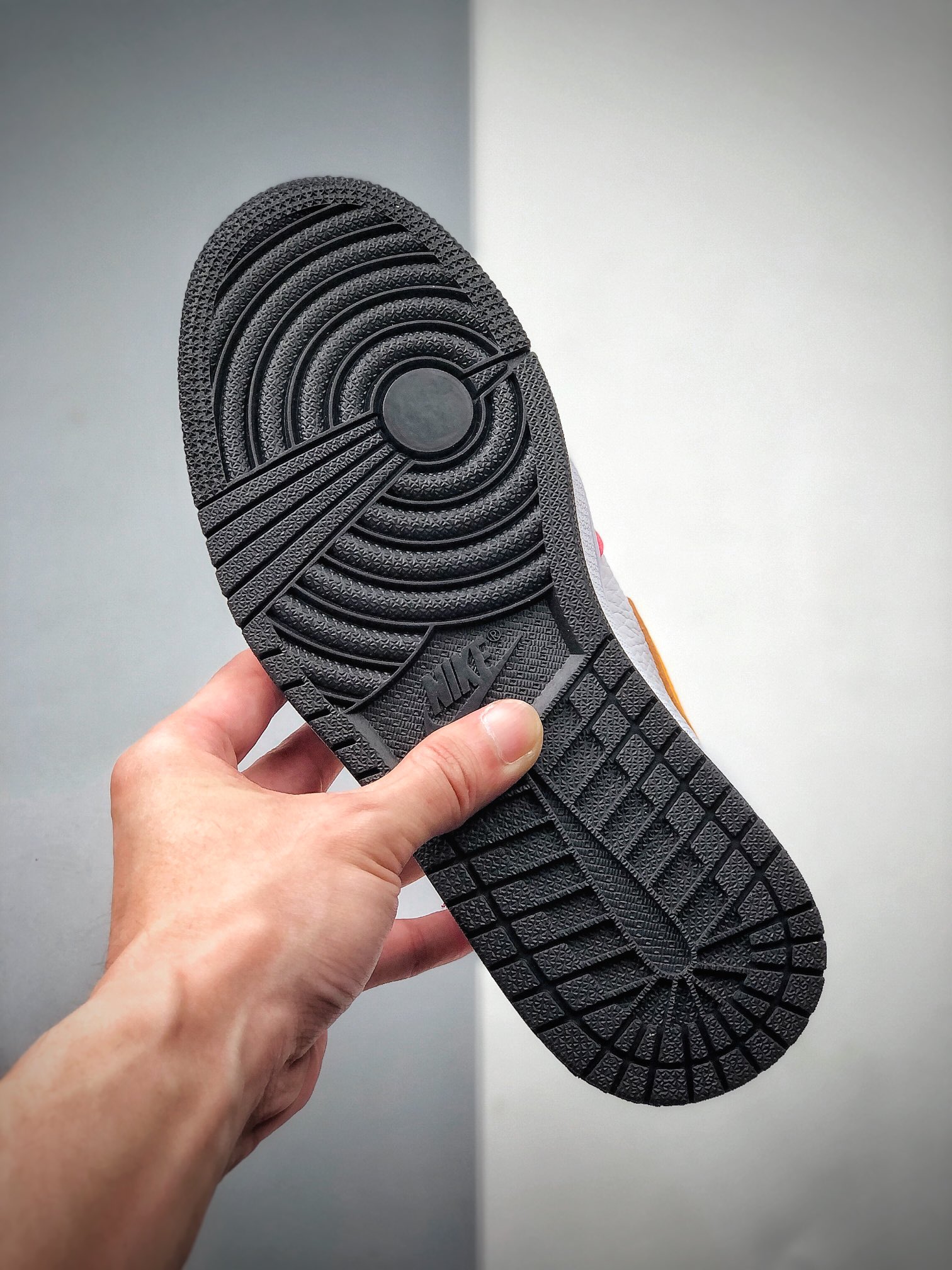 320  Air Jordan 1 High OG ”L ight Fusion Red” 高帮 555088-603