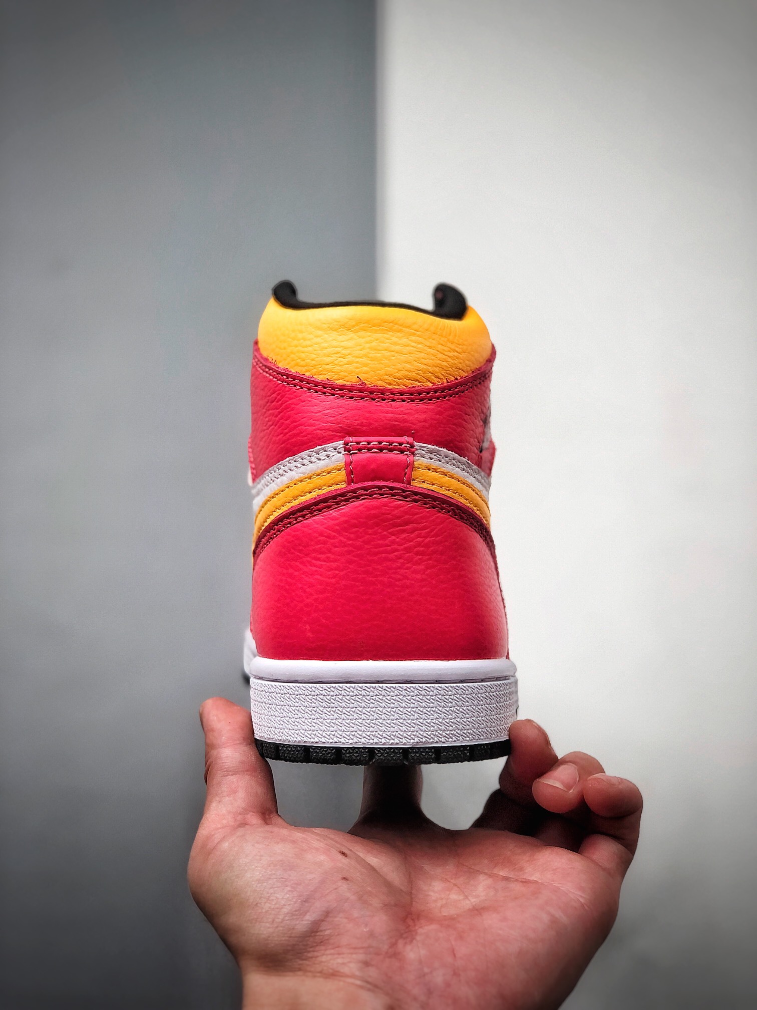 320  Air Jordan 1 High OG ”L ight Fusion Red” 高帮 555088-603