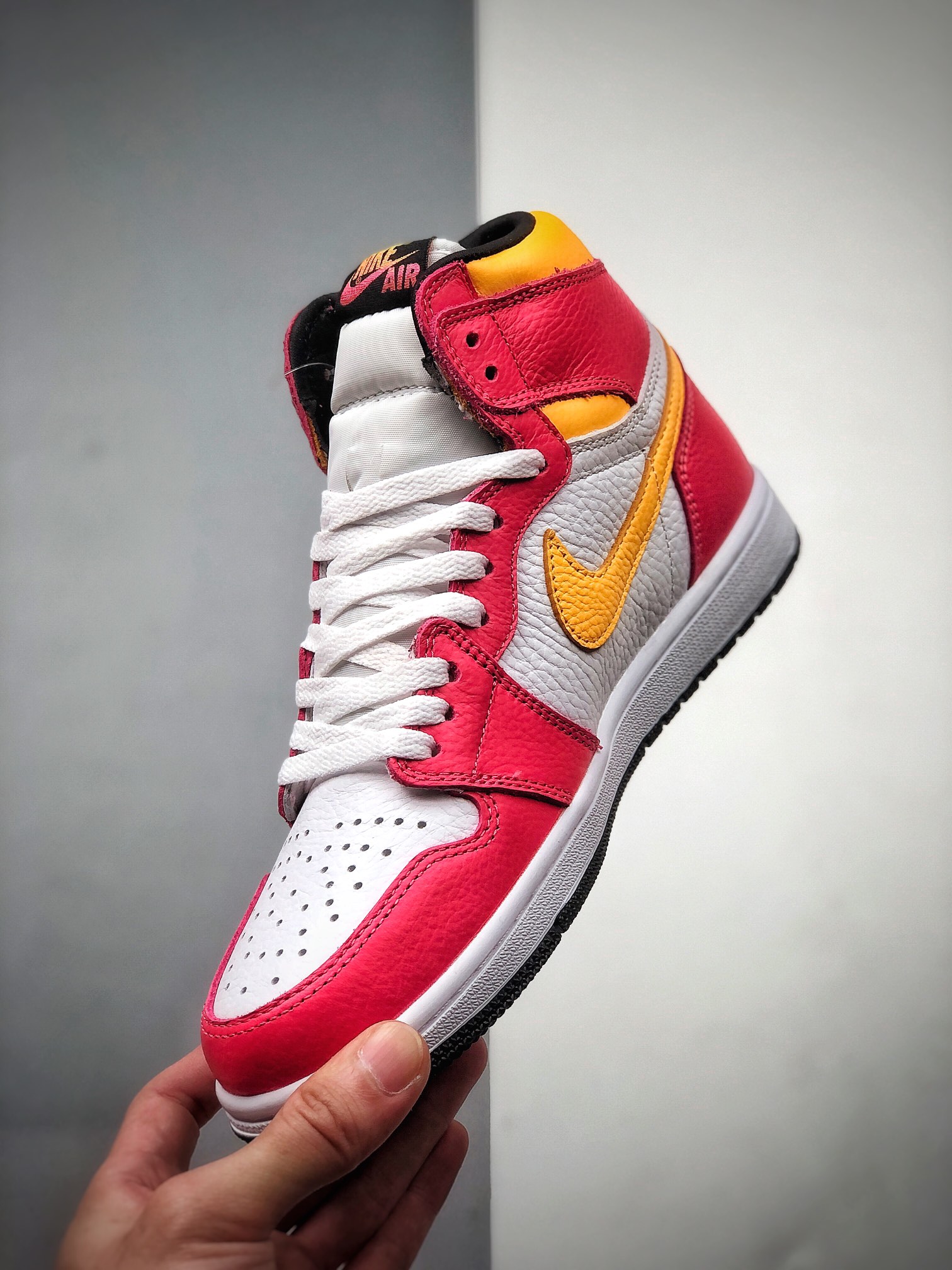 320  Air Jordan 1 High OG ”L ight Fusion Red” 高帮 555088-603