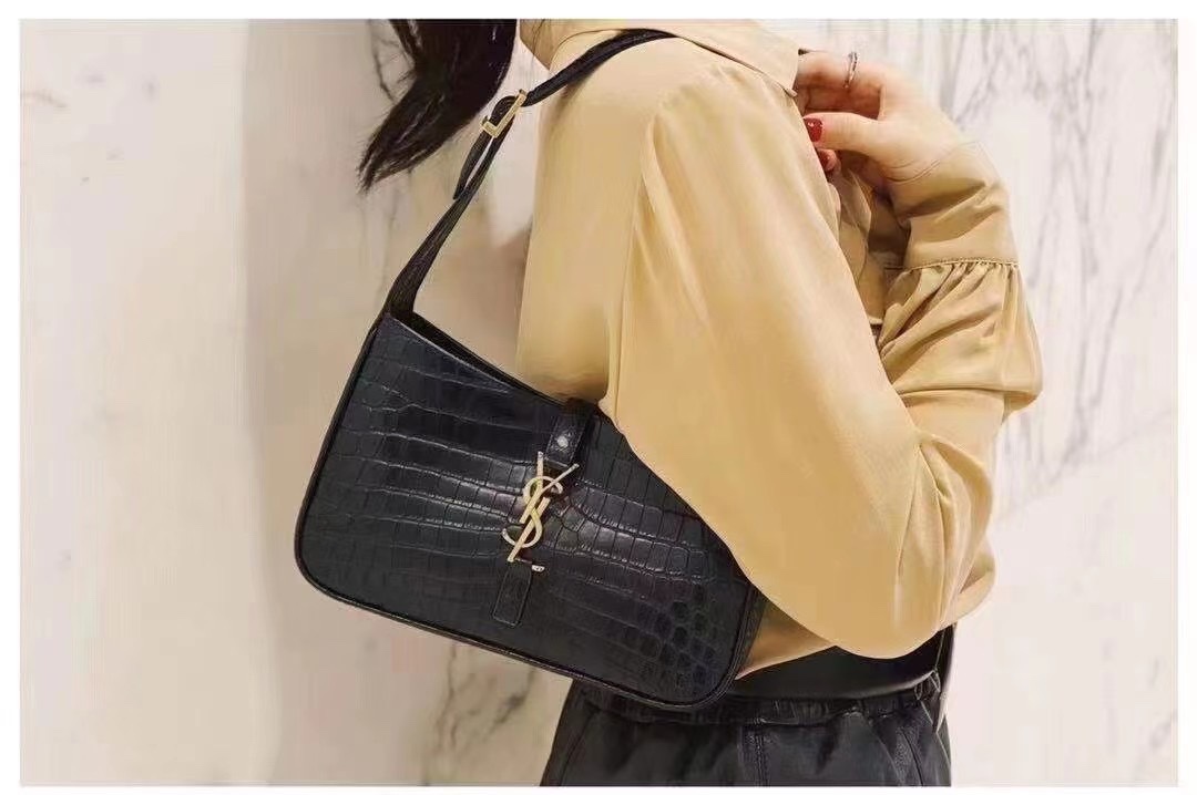 Saint laurent Ysl LE 5 À 7 鳄鱼纹腋下包 657228黑色