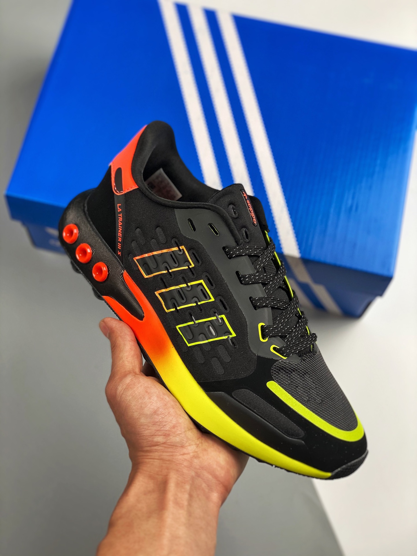Adidas Orginals ha lanzado las zapatillas de running retro LA Trainer. Este modelo se basa en las Adidas Orginals LA Tr…