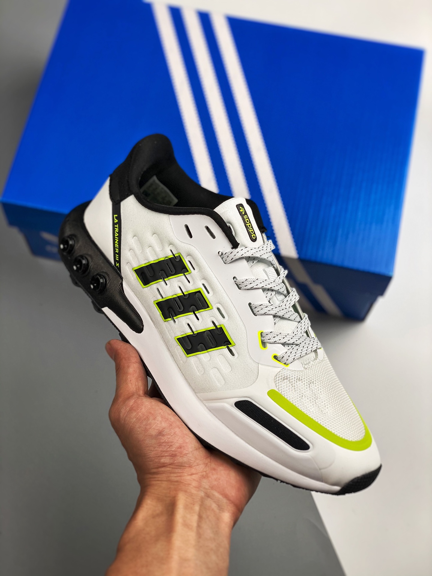 Adidas Orginals ha lanzado las zapatillas de running retro LA Trainer. Este modelo se basa en las Adidas Orginals LA Tr…