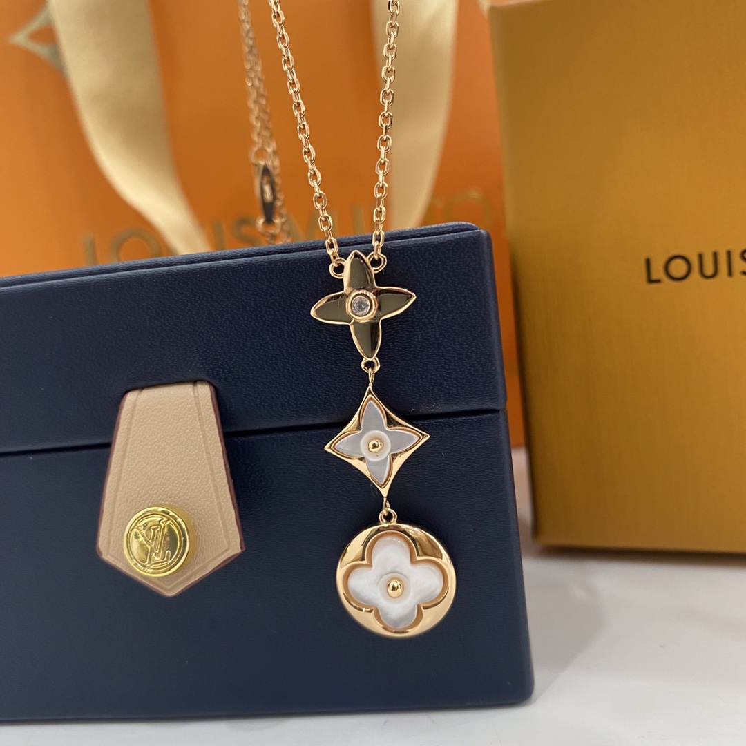 NO:817102,LV Louis Vuitton COLOR BLOSSOM series three-flower white mother-of-pearl necklace rose gold real shot three-flower four-leaf clover upper body super fairy ♀,Lv necklace, louis vuitton, louis vuitton, necklace19860909LV 路易威登 COLOR BLOSSOM系列 三花白贝母项链 玫瑰金实拍图 三花四叶草款上身超级仙♀,Lv项链,louis vuitton,louis vuitton,necklace,Jewelry