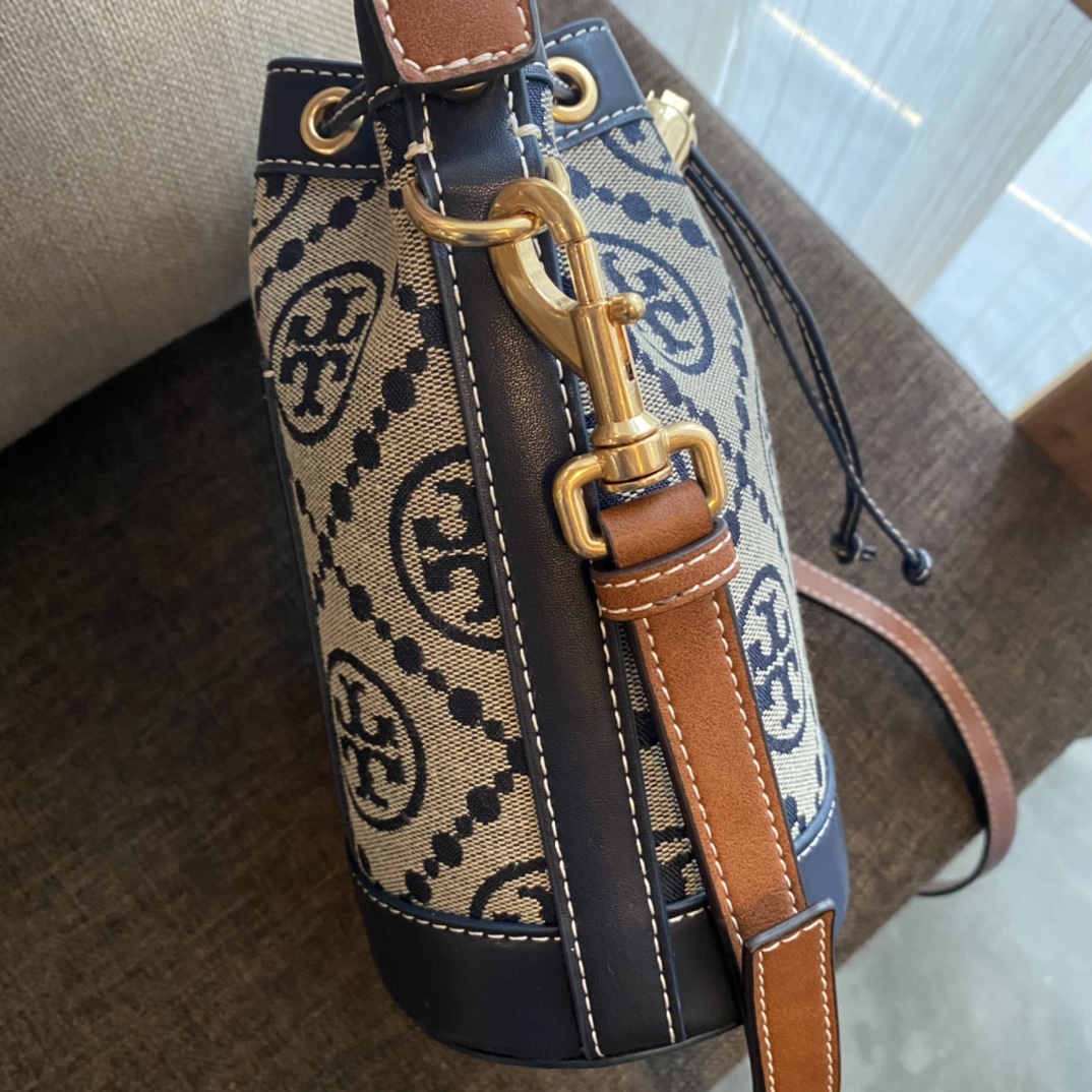 Tory Burch ～ TORY BURCH Monogram 2021夏季新抽绳水桶包 质感海军蓝帆布面料搭配利落包身