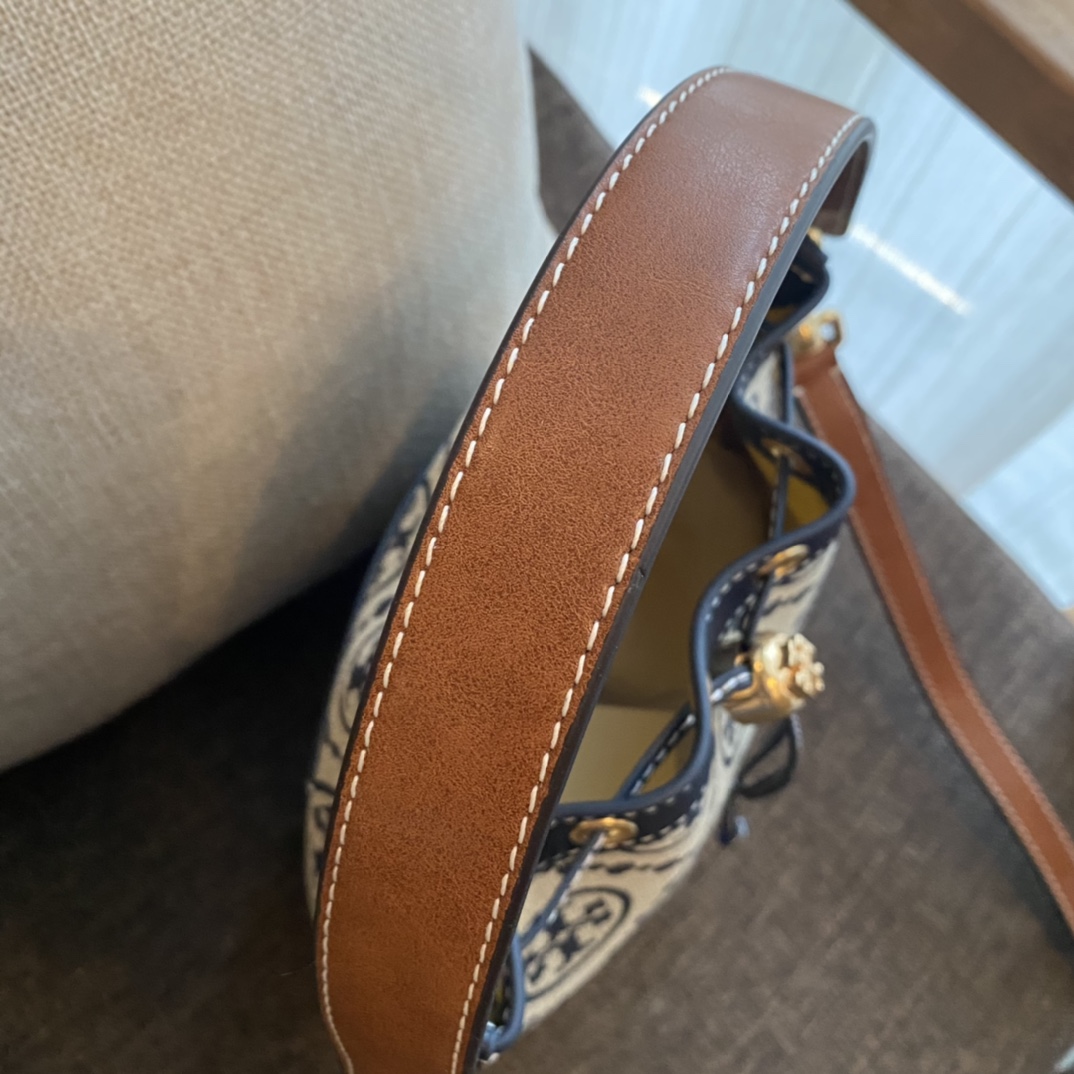 Tory Burch ～ TORY BURCH Monogram 2021夏季新抽绳水桶包 质感海军蓝帆布面料搭配利落包身