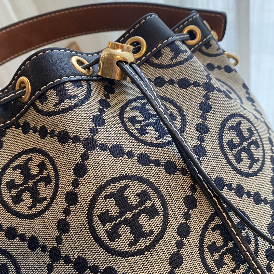 Tory Burch ～ TORY BURCH Monogram 2021夏季新抽绳水桶包 质感海军蓝帆布面料搭配利落包身