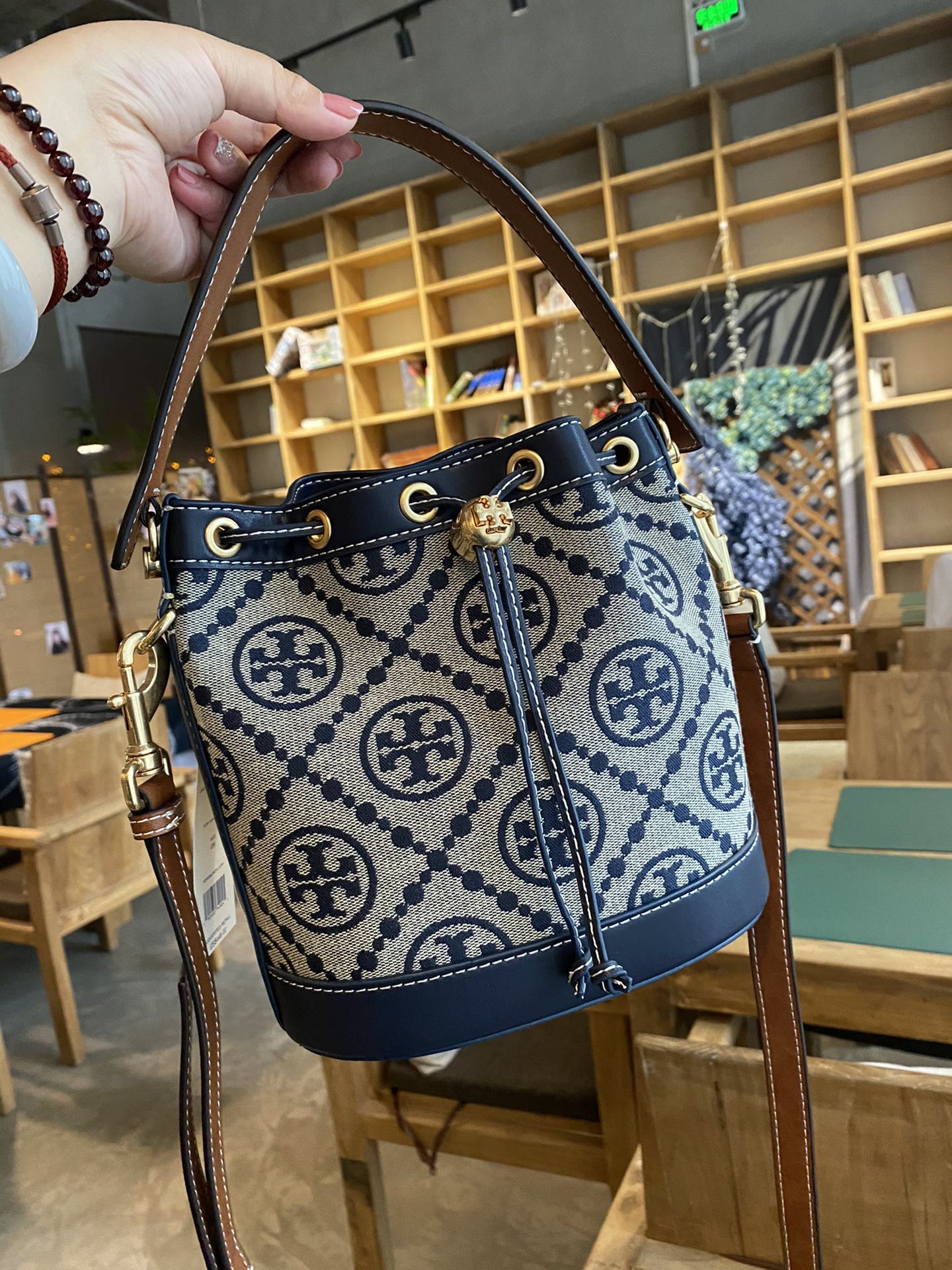 Tory Burch ～ TORY BURCH Monogram 2021夏季新抽绳水桶包 质感海军蓝帆布面料搭配利落包身