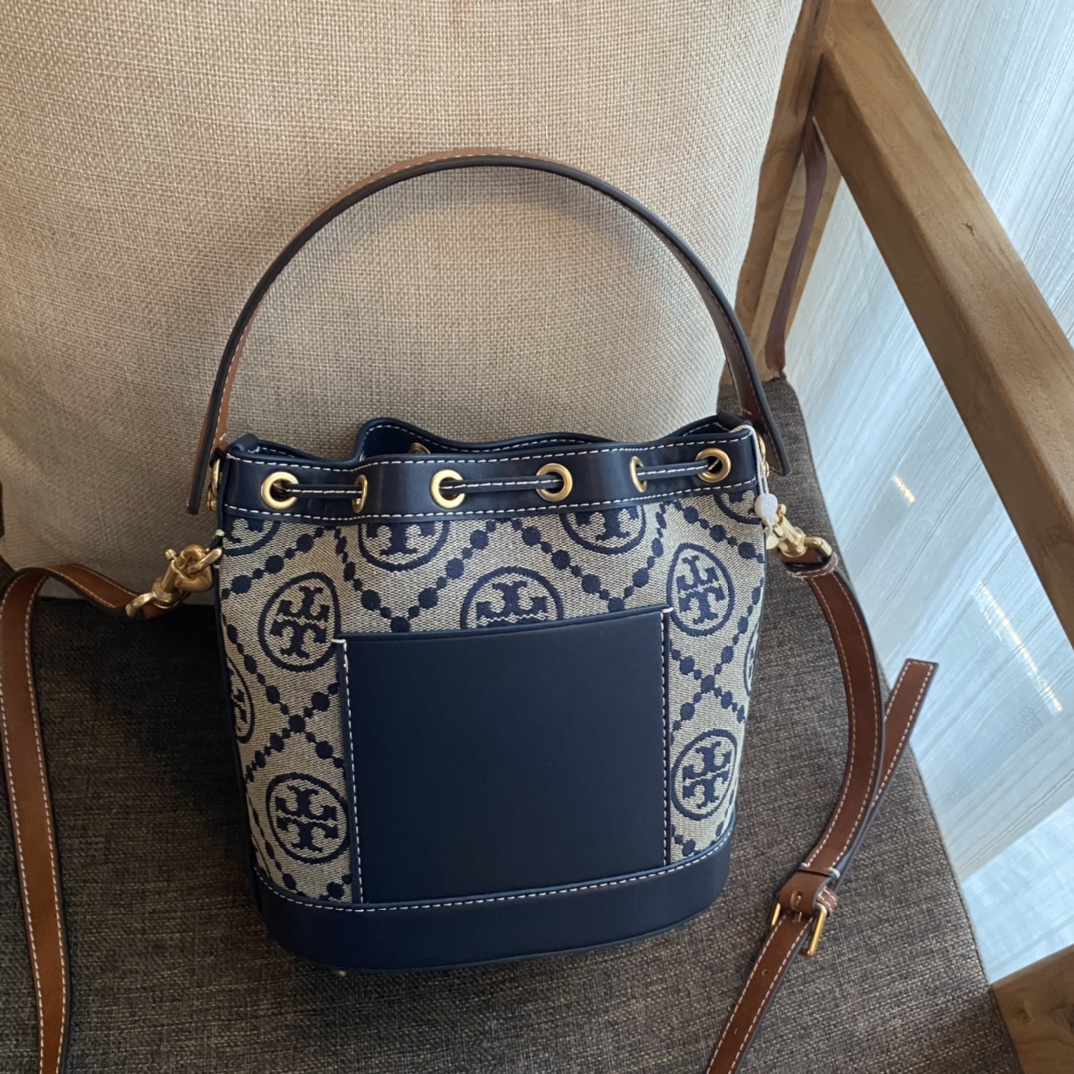 Tory Burch ～ TORY BURCH Monogram 2021夏季新抽绳水桶包 质感海军蓝帆布面料搭配利落包身