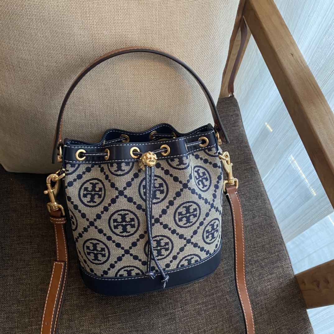Tory Burch ～ TORY BURCH Monogram 2021夏季新抽绳水桶包 质感海军蓝帆布面料搭配利落包身