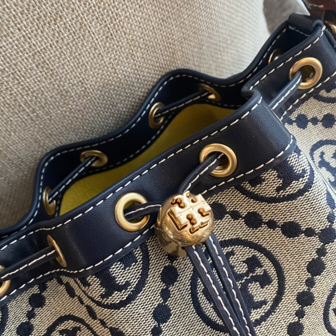 Tory Burch ～ TORY BURCH Monogram 2021夏季新抽绳水桶包 质感海军蓝帆布面料搭配利落包身