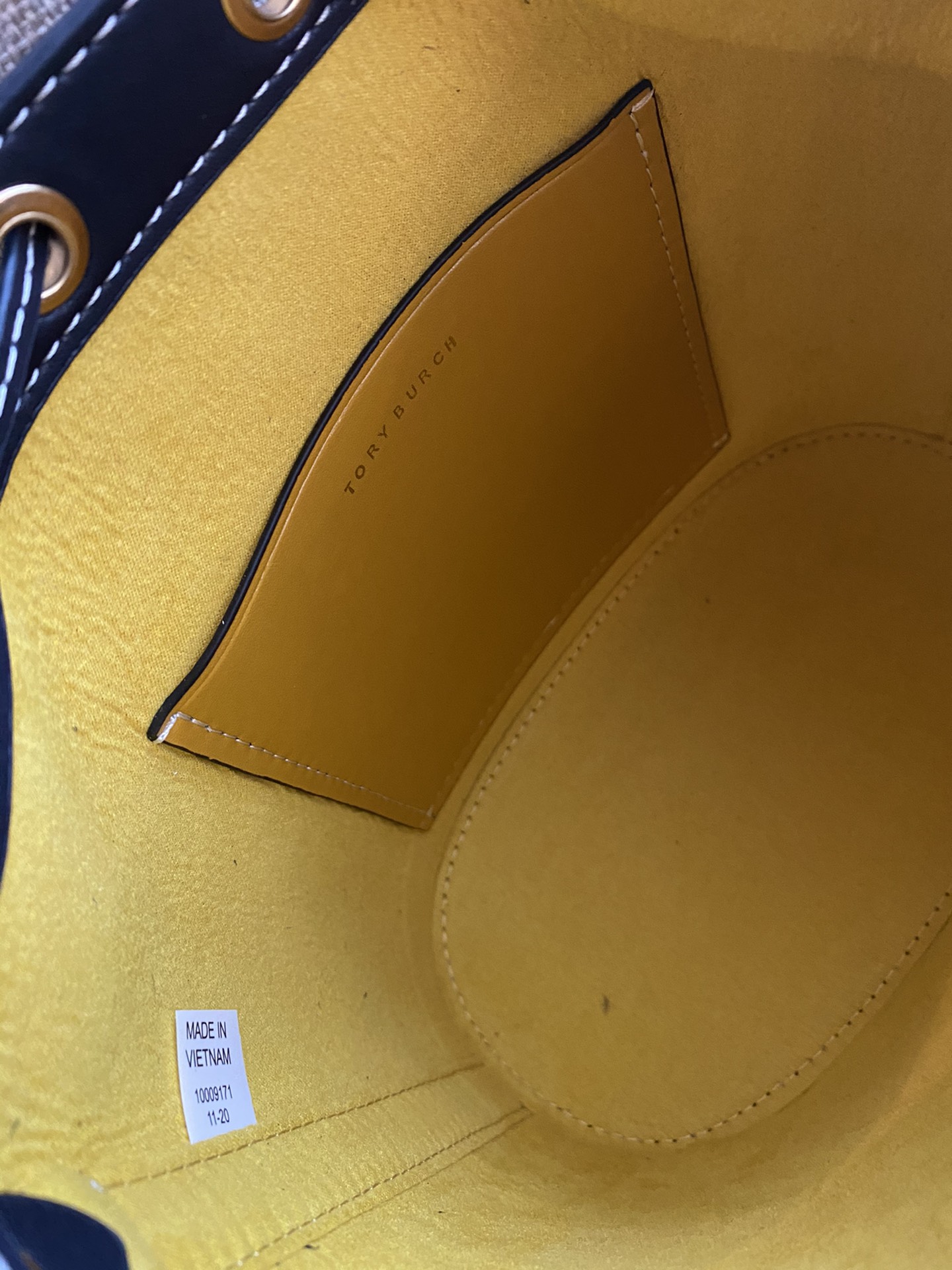Tory Burch ～ TORY BURCH Monogram 2021夏季新抽绳水桶包 质感海军蓝帆布面料搭配利落包身