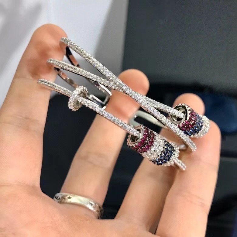 125 Apm monaco三环彩钻多圈圈转运手镯!这个款可以说炒鸡经典的了,叠戴感设计理念,可以不用去佩戴多个款式就能达到叠戴效果,上面的小圈圈是可以转动的,时来运转~开口设计,佩戴也很方便。