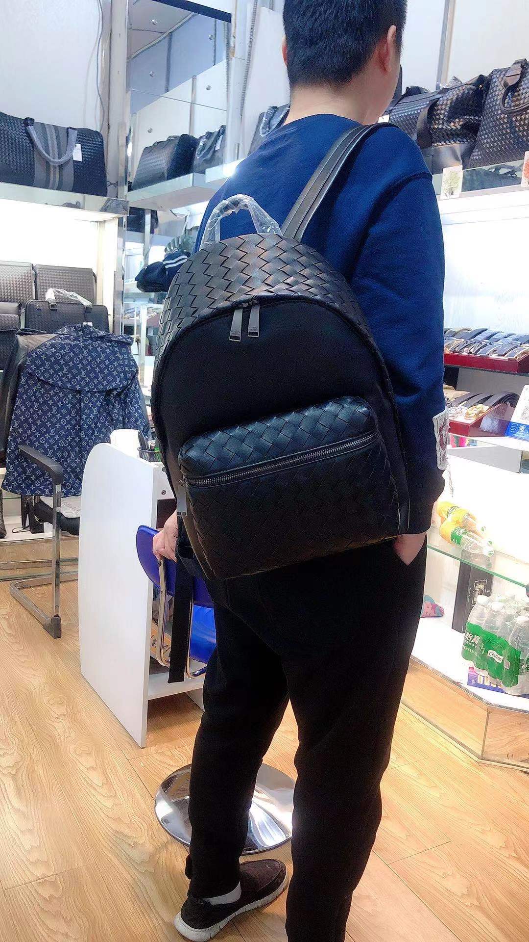 💰225包邮,新款男士双肩包，手工编织，型号9505中格，尺寸高度41厘米宽度28.5厘米厚度16厘米提手4.5厘米，专柜爆款，厂家直销，做工精细，男士必备，[悠闲][悠闲][悠闲]