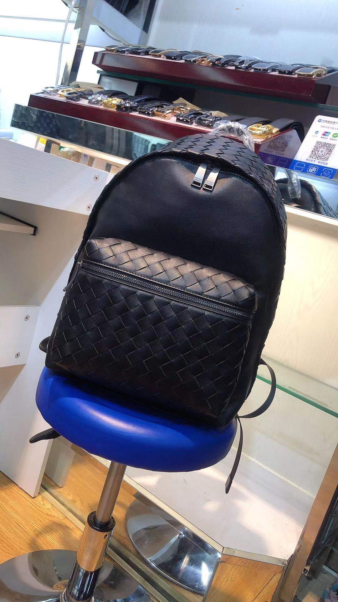 💰225包邮,新款男士双肩包，手工编织，型号9505中格，尺寸高度41厘米宽度28.5厘米厚度16厘米提手4.5厘米，专柜爆款，厂家直销，做工精细，男士必备，[悠闲][悠闲][悠闲]