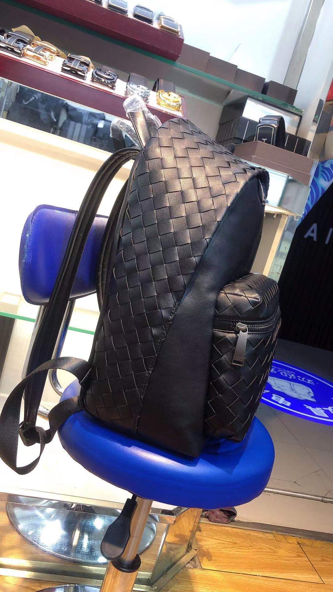 💰225包邮,新款男士双肩包，手工编织，型号9505中格，尺寸高度41厘米宽度28.5厘米厚度16厘米提手4.5厘米，专柜爆款，厂家直销，做工精细，男士必备，[悠闲][悠闲][悠闲]