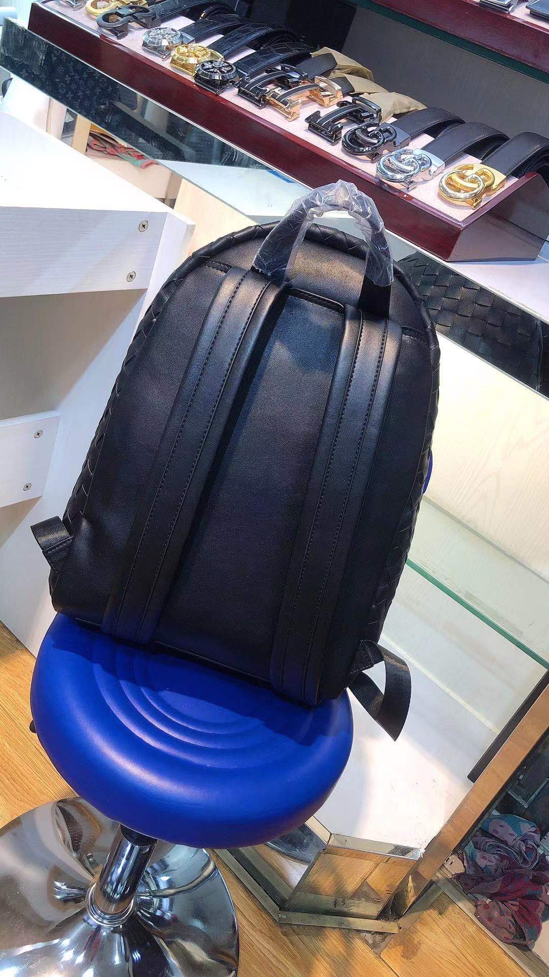 💰225包邮,新款男士双肩包，手工编织，型号9505中格，尺寸高度41厘米宽度28.5厘米厚度16厘米提手4.5厘米，专柜爆款，厂家直销，做工精细，男士必备，[悠闲][悠闲][悠闲]