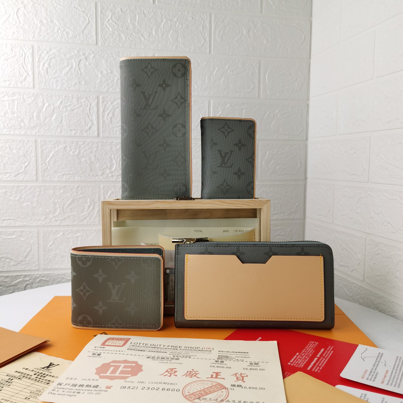 ルイ・ヴィトン Multiple 財布 灰色 モノグラム チタニウム