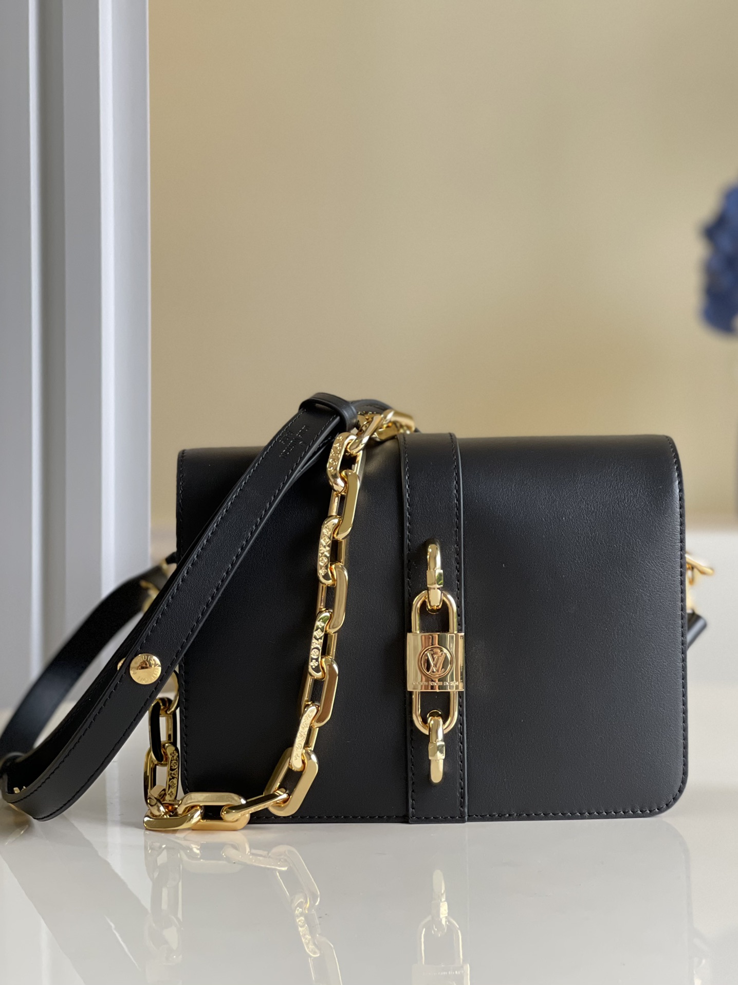 NO:396809,【Exclusive real photo M57743】Calf leather Rendez-Vous handbag uses calf leather to create avant-garde design, continuing the brand box heritage with rough chains and retro locks. Cleverly use chains and shoulder straps, easy switching of shoulders, crossbody, handheld. 17.0 x 22.0 x 7.0cm w.,LV [original leather],louis vuitton,cowhide19860909【独家实拍M57743】小牛皮Rendez-Vous 手袋采用小牛皮塑造前卫设计,以粗犷链条和复古锁扣延续品牌制箱传承.巧用链条和肩带,肩背、斜挎、手持轻松切换.17.0 x 22.0 x 7.0cm w.,LV【原厂皮】,louis vuitton,cowhide,Bag