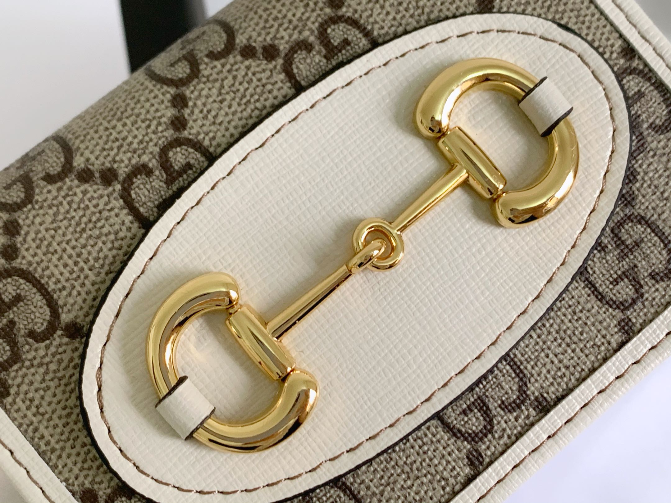 Gucci 1955マ衔扣カードケース - GG Supreme素材とレザーの高級感