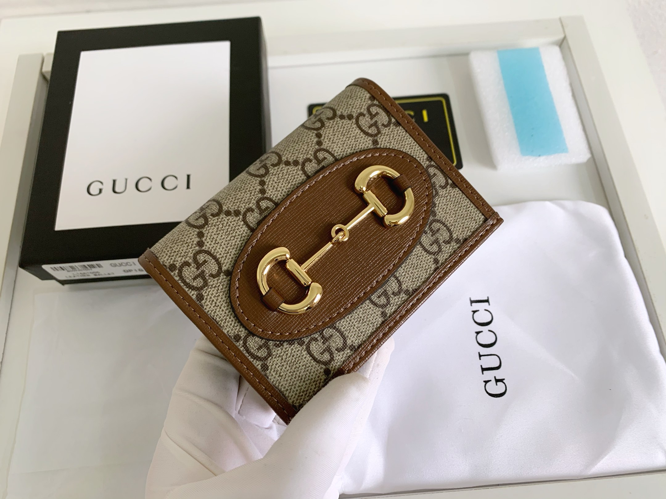 Gucci 1955馬衔扣カードケース - GG Supremeと高級皮革のコンビネーション