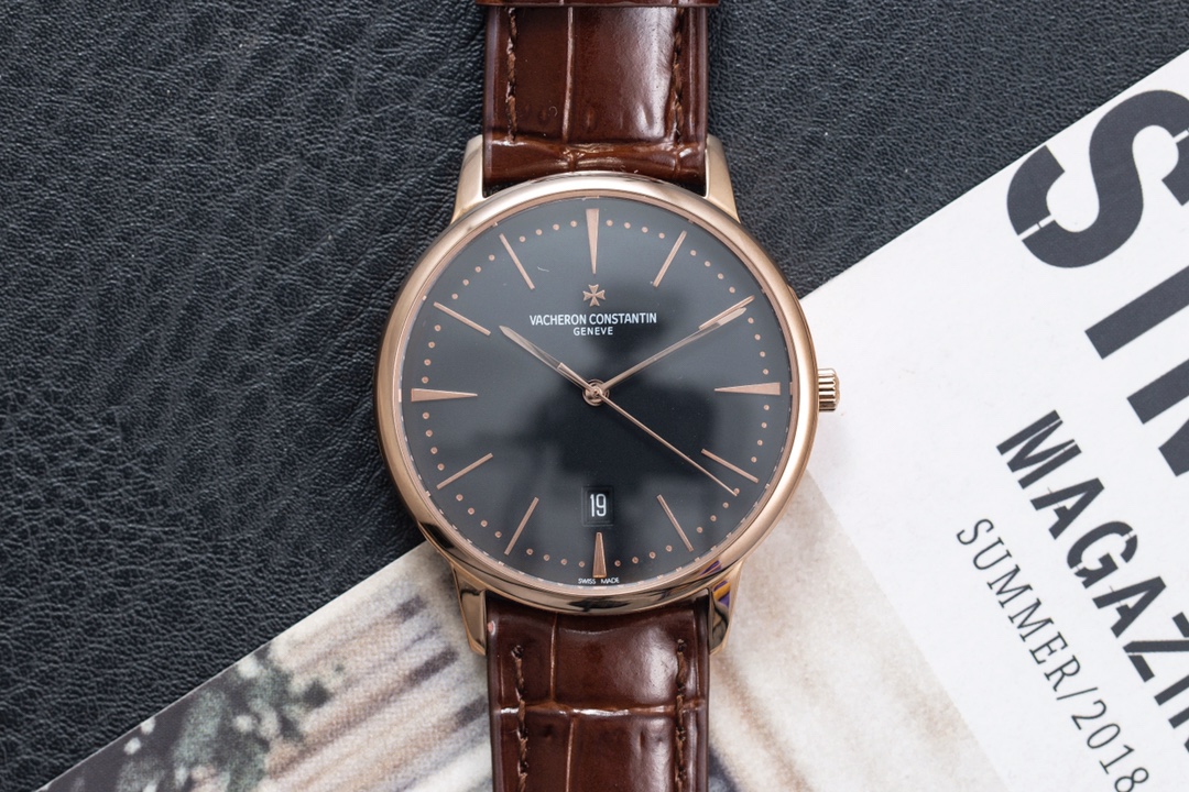 NO:143242,The 85180 series V2 version of the Johnstanton inherits the 85180 series is coming. The manufacturer purchases the latest version at any cost and starts the new molding version. The main upgrade highlights are the highlights of the 1st plate of noodles nails grinding more delicately. Each literal nail is made of CNC cutting and grinding. Then the nail feet are fixed on the plate with bump welding technology to unlock the traditional glue fixing method to ensure that the literal nails do not leak nail holes or literal nails!  With the ultimate pursuit of watchmakers, the overall gloss and texture of the disk are maximized to the original!  The 2 case has been opened in a new 1:1 mold, which is thinner than the V1 version, and the lines are smoother. The lug curve and the human aesthetic design make every wearer more comfortable and fit!  The 3 movement uses Citizen 9019 to transform into the Cal.2450 movement produced by Johnstanton. Compared with the V1 version of the movement, the polishing is more shiny, the engraving is clearer, and the texture is higher!  The automatic tuo year-on-year counter has been updated to hollow automatic tuo!  gold,19860909江斯丹顿传承85180系列V2版本来袭,厂家不惜成本购入最新版原装从新开模打版,加量不加价主要升级亮点 1盘面条钉刻度打磨更加细腻,每颗字面钉都由CNC切割后打磨加工而成,然后用碰焊工艺将钉脚固定在盘面上,解锁传统的胶水固定方法,确保字面不漏钉孔、不掉字钉！制表师极致追求下,使整体盘面光泽度和质感最大化接近原装！ 2表壳从新1:1开模,相对V1版本厚度更薄,线条感更加流畅,表耳弧度搭配人体美学设计让每个佩戴者上手更佳舒适贴合！ 3机芯采用西铁城9019改江斯丹顿自产Cal.2450机芯,相比较V1版机芯打磨更具有光泽,刻字更加清晰,质感更上一层楼！自动陀同比专柜更新为镂空自动陀！ 金,,Watch