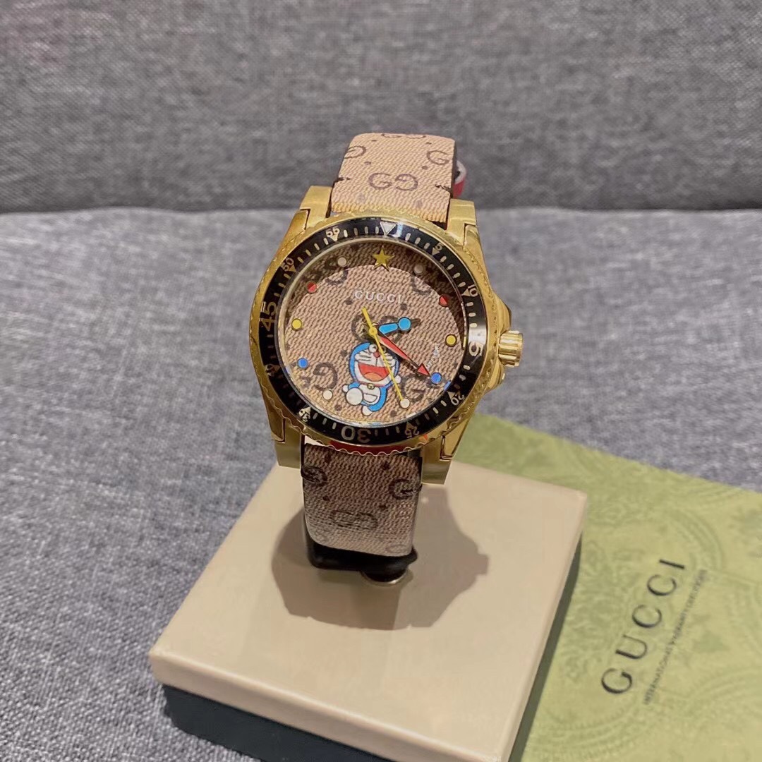 Gucci 今年 古驰 哆啦A梦的联名被很多人说太走心了 真的是可可爱爱没有脑袋 两个牛角再搭配老花的 颜色