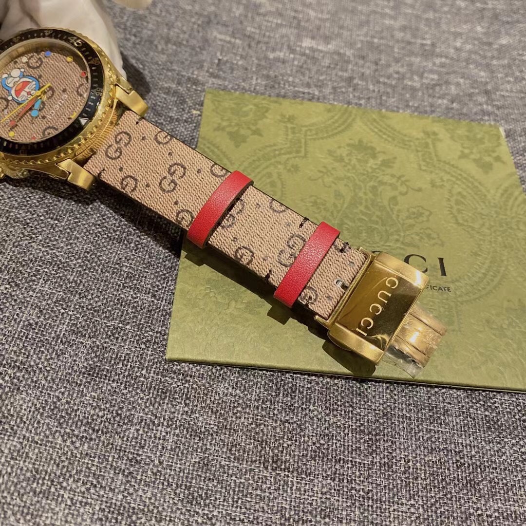 Gucci 今年 古驰 哆啦A梦的联名被很多人说太走心了 真的是可可爱爱没有脑袋 两个牛角再搭配老花的 颜色