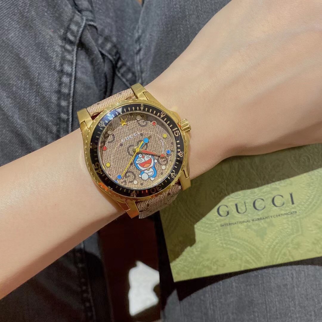 Gucci 今年 古驰 哆啦A梦的联名被很多人说太走心了 真的是可可爱爱没有脑袋 两个牛角再搭配老花的 颜色