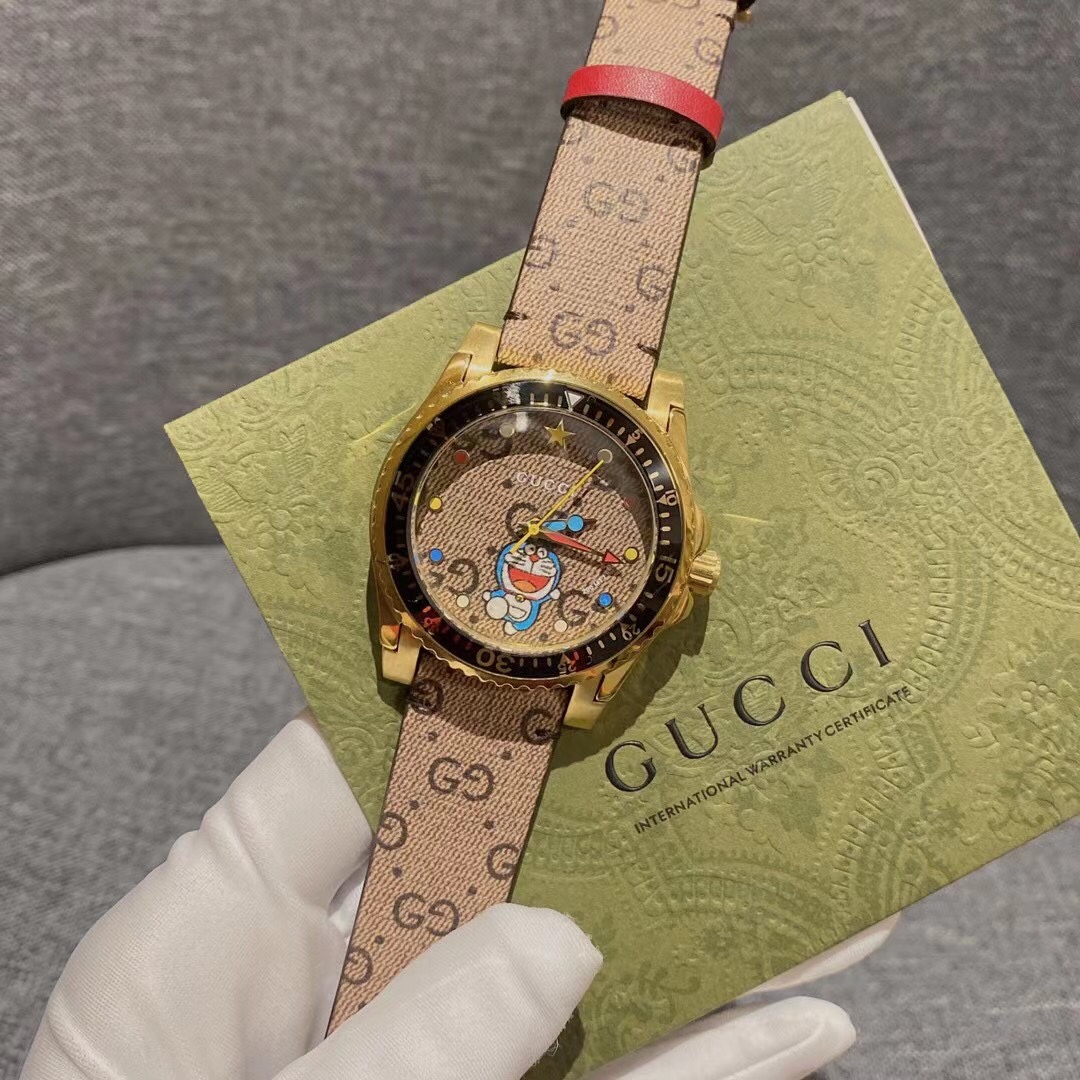 Gucci 今年 古驰 哆啦A梦的联名被很多人说太走心了 真的是可可爱爱没有脑袋 两个牛角再搭配老花的 颜色