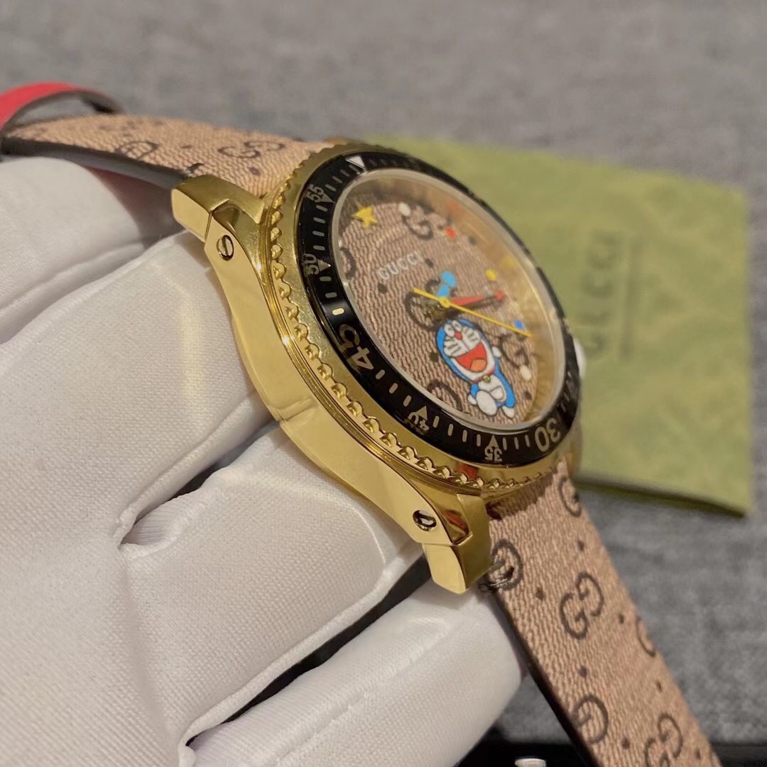 Gucci 今年 古驰 哆啦A梦的联名被很多人说太走心了 真的是可可爱爱没有脑袋 两个牛角再搭配老花的 颜色