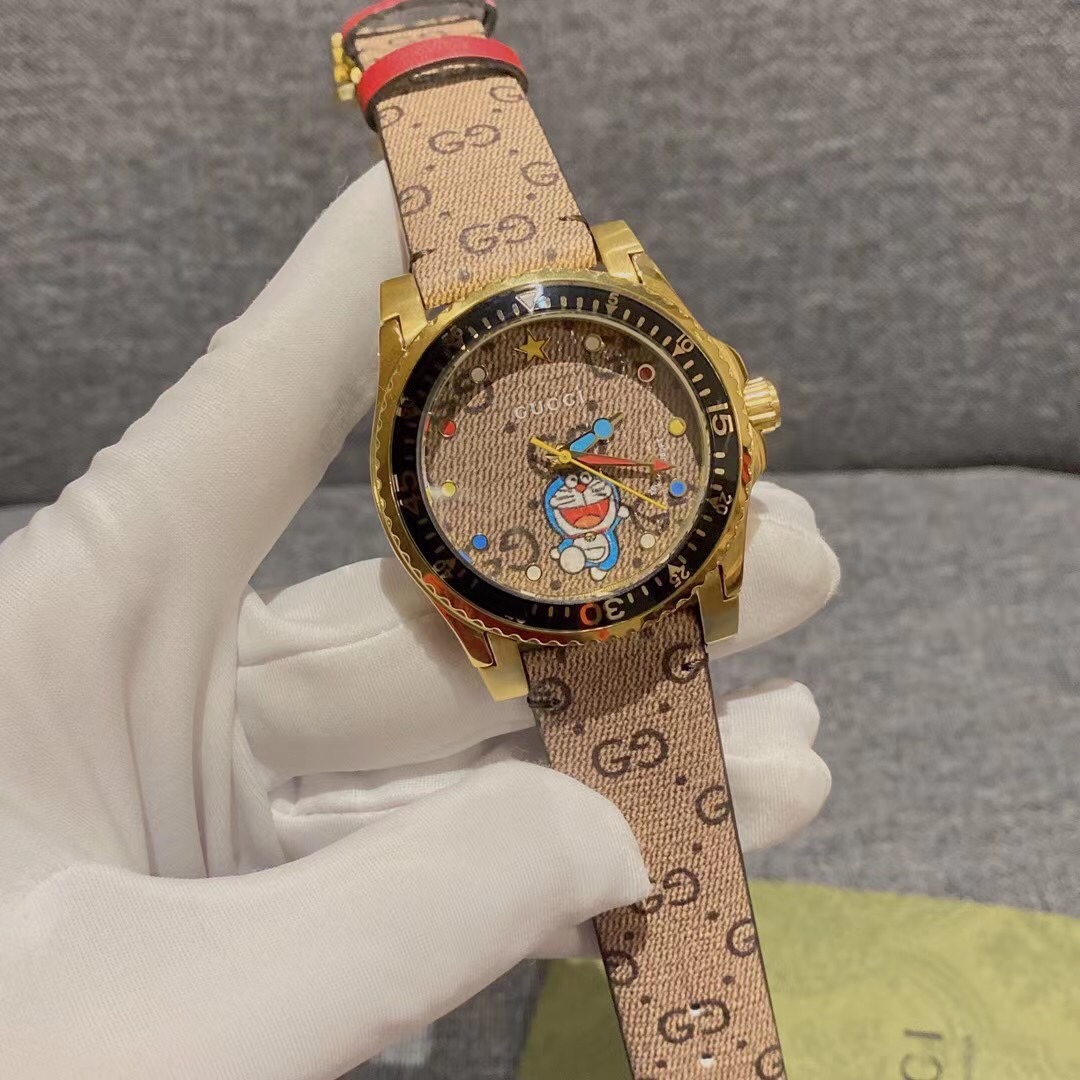 Gucci 今年 古驰 哆啦A梦的联名被很多人说太走心了 真的是可可爱爱没有脑袋 两个牛角再搭配老花的 颜色