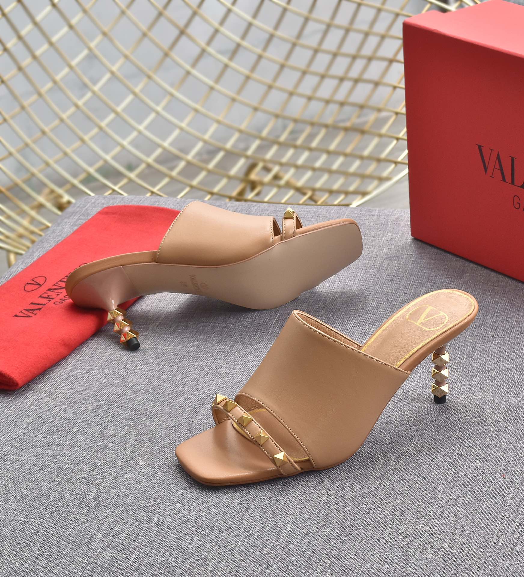 I0 华伦天奴原版拖鞋🩴面料：牛皮，内里：羊皮，跟高6.5公分，