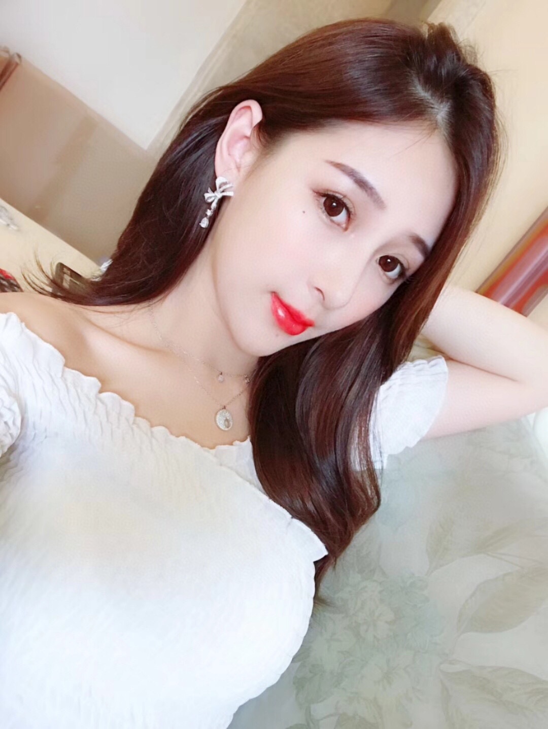 NO:103759,The main promotional heart-warming Graff Graff premium magnolia crystal diamond bow water drop earrings are elegant and sweet earrings are lifelike, seductively cut original logo print High-end custom high-carbon diamond bling bling graceful design, luxury and noble, comfortable to wear, generous and beautiful high-end luxury and atmospheric, essential for dinner and disco, Graff, earrings19860909主推心动款Graff 格拉芙高级马眼晶钻蝴蝶结水滴耳钉耳环优雅中带着甜美的一款耳钉栩栩如生,精工的切割原版logo字印 高端定制高碳钻 bling bling  雍容的设计,奢华高贵,佩戴舒适 大方漂亮高端奢华大气 晚宴蹦迪必备,格拉芙,earrings,Jewelry