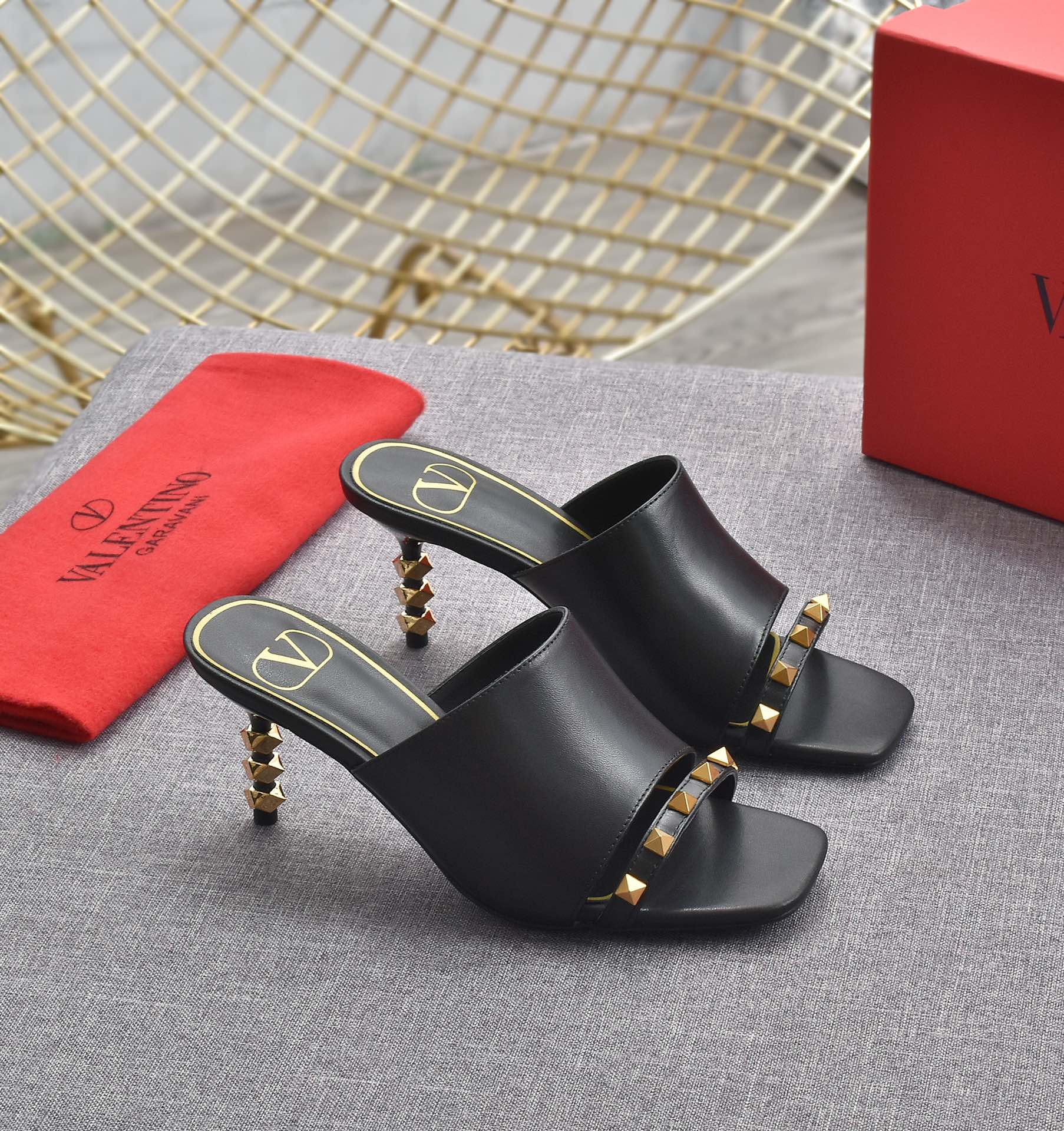 I0  .华伦天奴原版拖鞋🩴面料：牛皮，内里：羊皮，跟高6.5公分，