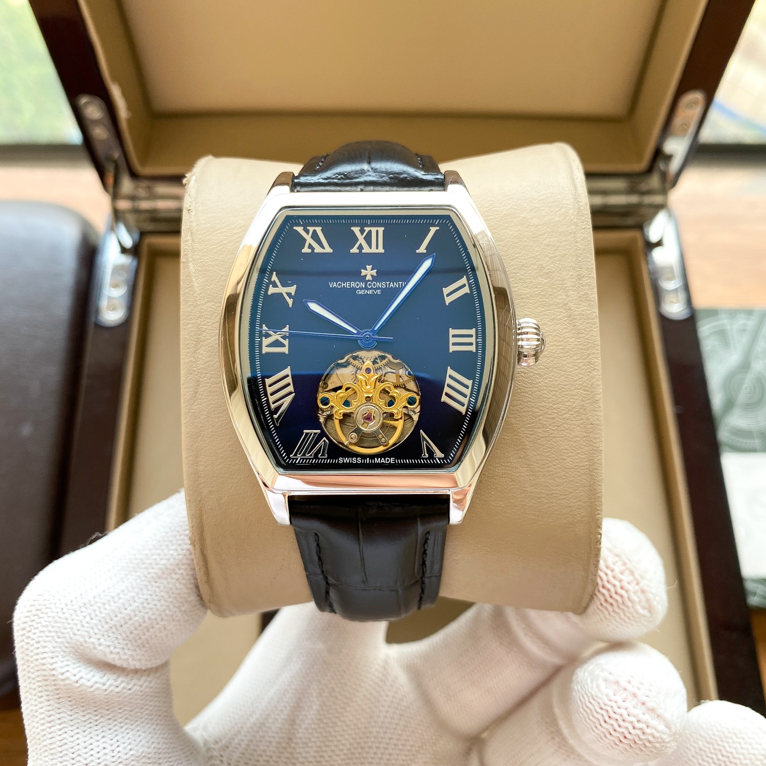 批420 🚄江诗丹顿（Vacheron Constantin ）精品男士腕表, 飞轮精选，展示男士自信果敢的风度，魅力不凡，从容优雅，尽显精致细节与高超技艺，搭载多功能全自动机械机芯，顶级316精钢表壳，进口小牛皮表带，矿物质超强镜面，尺寸41*11，尊贵典范，绅士风范，身份的象征，展现你的独特品味！