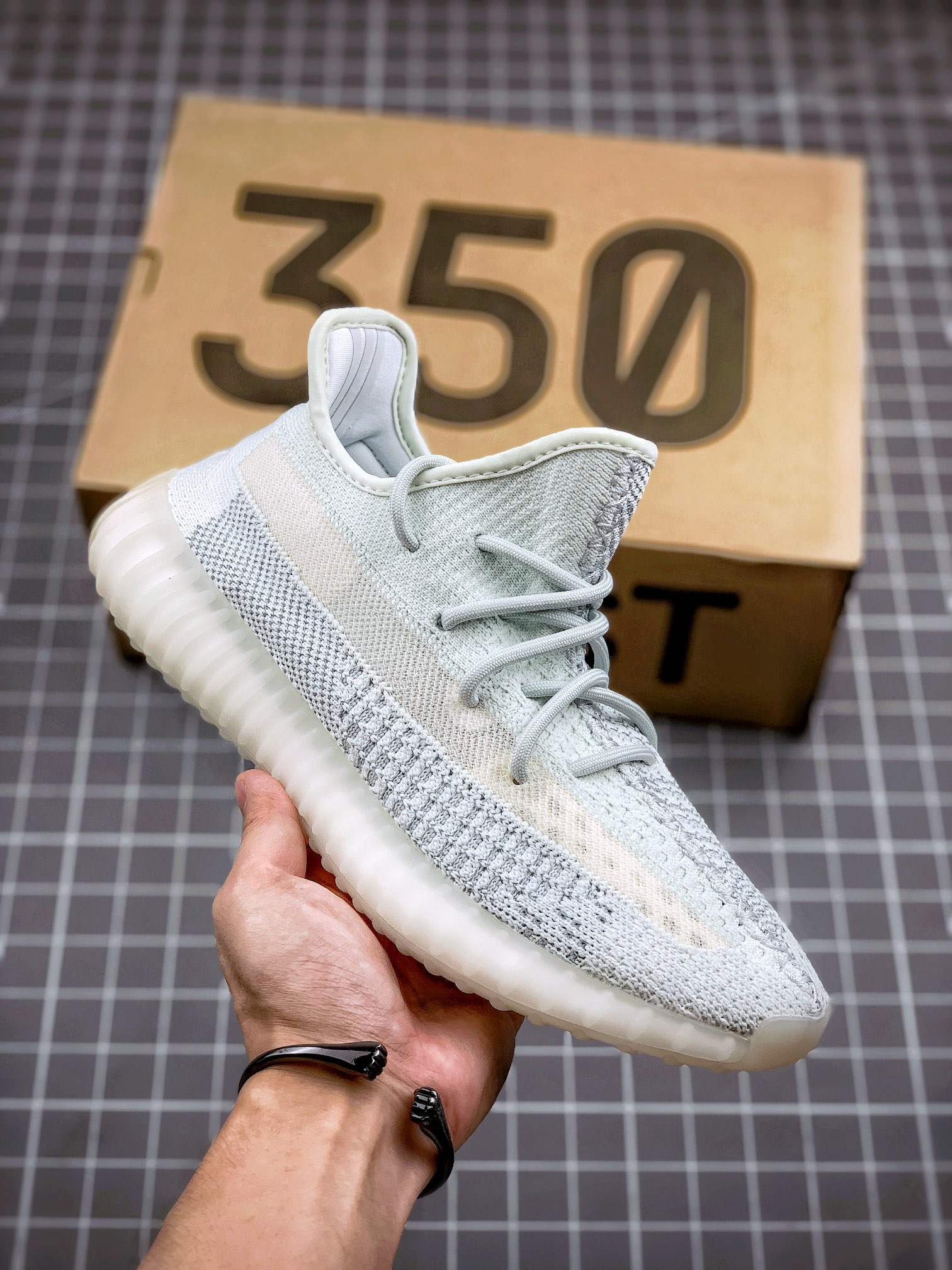 Yeezy 350 Boost V2 1.0 # # Boost ‼️
Taglia 36 36.5 37 38 38.5 39 40 40.5 41 42 42.5 43 44 44.5 45 46 47