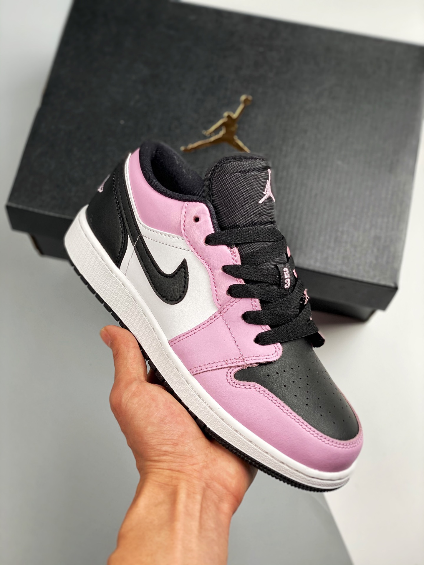 Versión de verificación Air Jordan 1 Low negro y rosa. ¡La mejor calidad de caña baja del mercado, calidad tope! La úni…