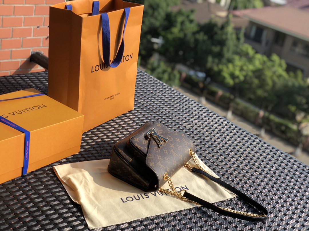 🌼 m45592尺寸24*17*12 L*V非常爆的一款🌼PASSY 链条包出货了，大家又将她称为新款邮