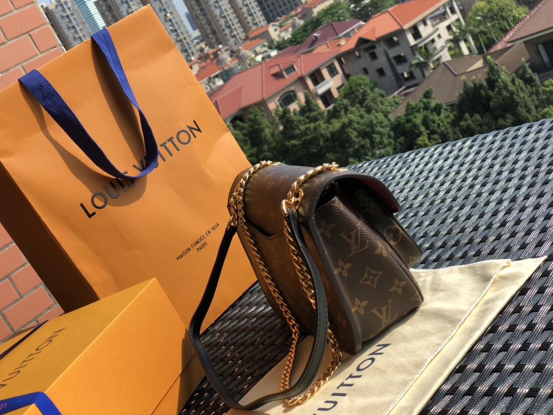 🌼 m45592尺寸24*17*12 L*V非常爆的一款🌼PASSY 链条包出货了，大家又将她称为新款邮