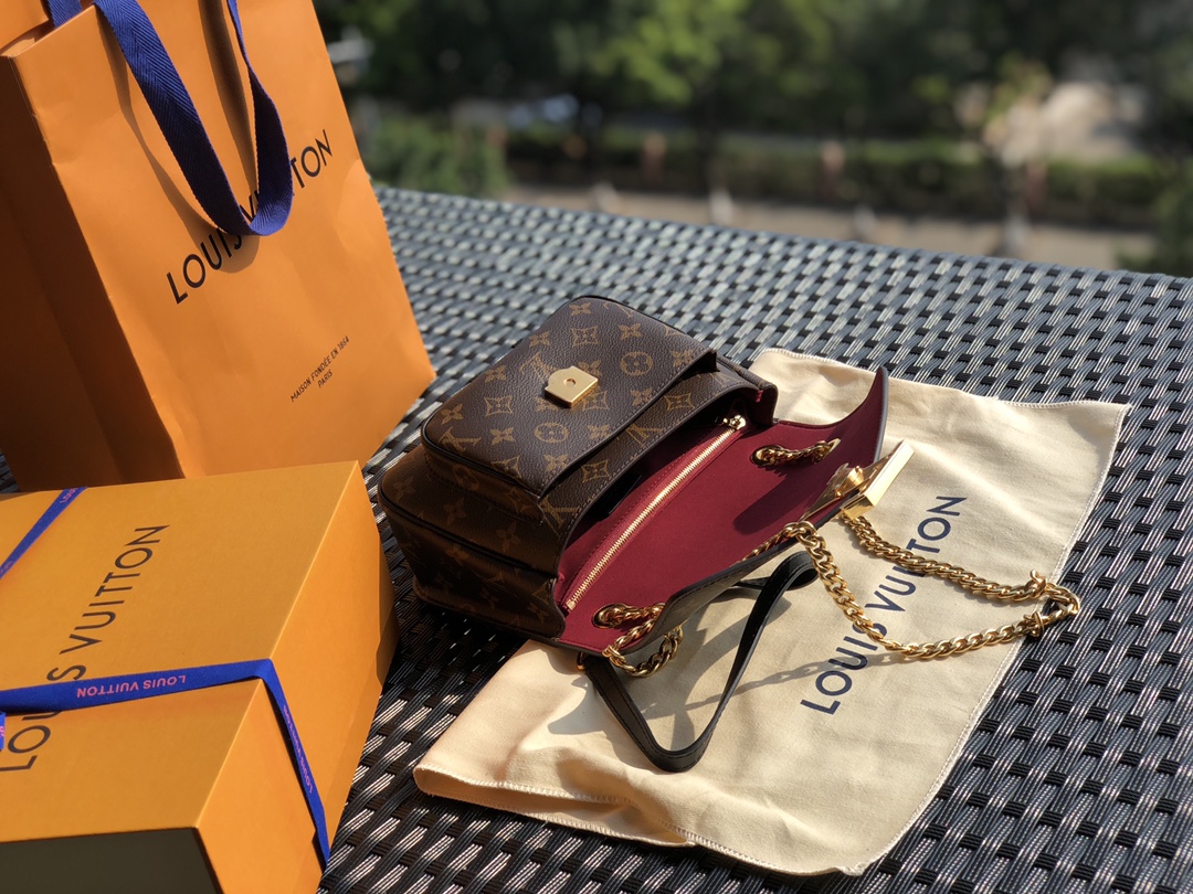 🌼 m45592尺寸24*17*12 L*V非常爆的一款🌼PASSY 链条包出货了，大家又将她称为新款邮