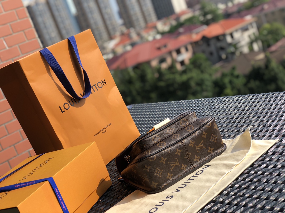 🌼 m45592尺寸24*17*12 L*V非常爆的一款🌼PASSY 链条包出货了，大家又将她称为新款邮