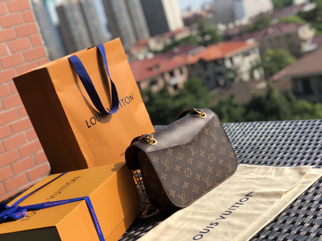 🌼 m45592尺寸24*17*12 L*V非常爆的一款🌼PASSY 链条包出货了，大家又将她称为新款邮