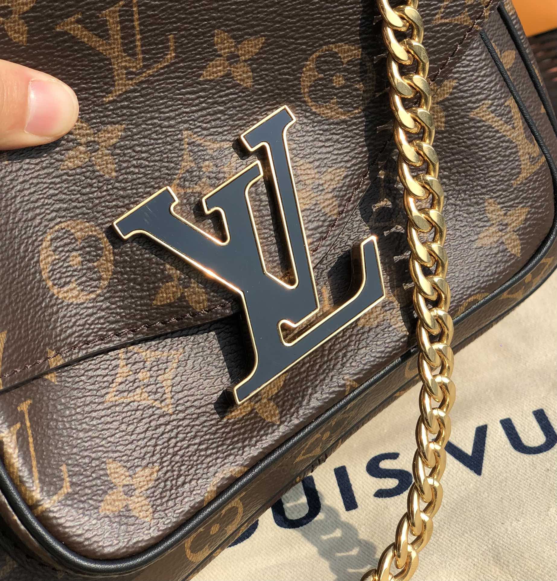 🌼 m45592尺寸24*17*12 L*V非常爆的一款🌼PASSY 链条包出货了，大家又将她称为新款邮