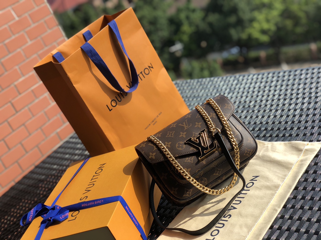 🌼 m45592尺寸24*17*12 L*V非常爆的一款🌼PASSY 链条包出货了，大家又将她称为新款邮